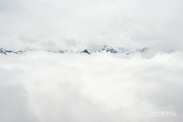高清摄影 云海中的雪峰