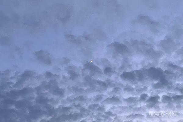 高清摄影 云层中的新月