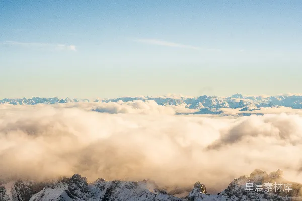 高清摄影 云海之上，雪山的壮丽