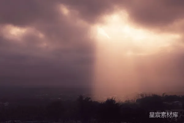 高清摄影 夕阳中的云层与光束