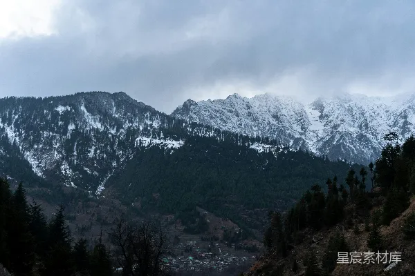 高清摄影 雪峰下的小镇
