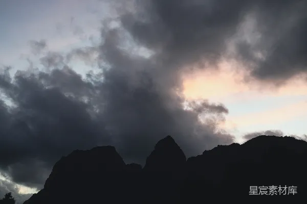 高清摄影 云层下的山峰剪影