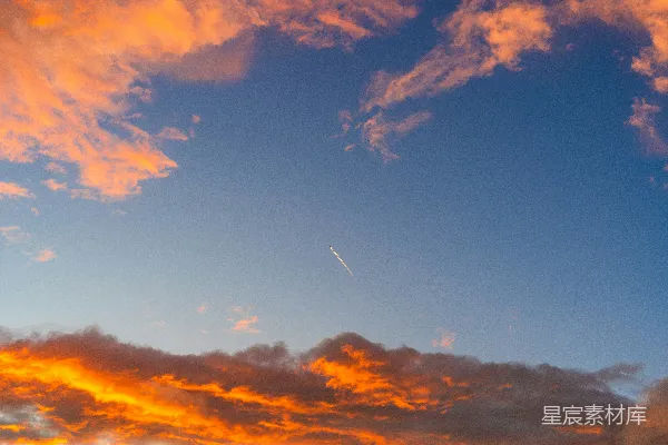 高清摄影 夕阳下的飞机轨迹
