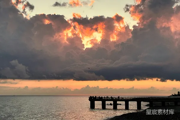 高清摄影 夕阳下的码头与云霞