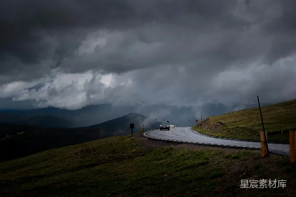 高清摄影 风雨中的山路