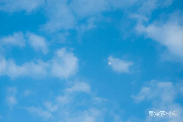 高清摄影 蓝天白云与新月