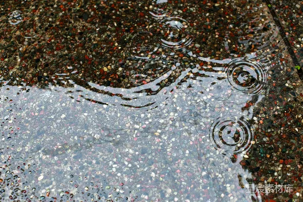 高清摄影 雨后的小石子与水波