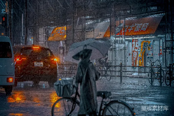 高清摄影 雨中撑伞走路的人