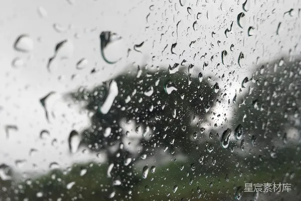 高清摄影 雨滴映照窗外景色