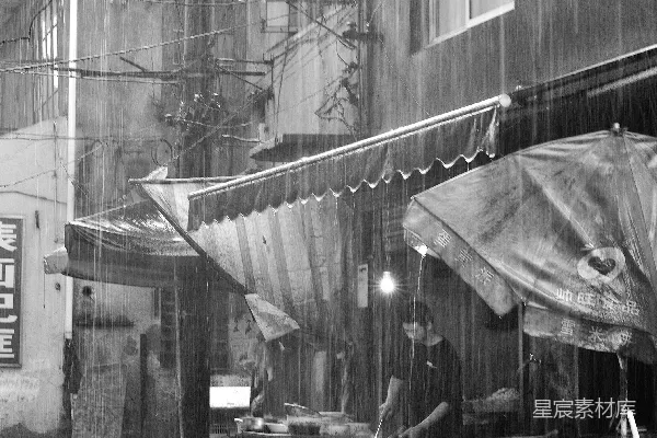高清摄影 雨中的小巷摊贩
