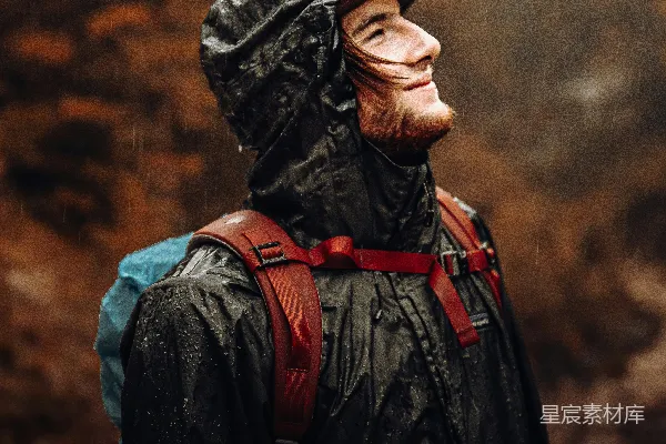 高清摄影 雨中漫步的旅行者