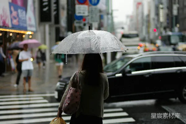 高清摄影 雨中漫步的都市女孩