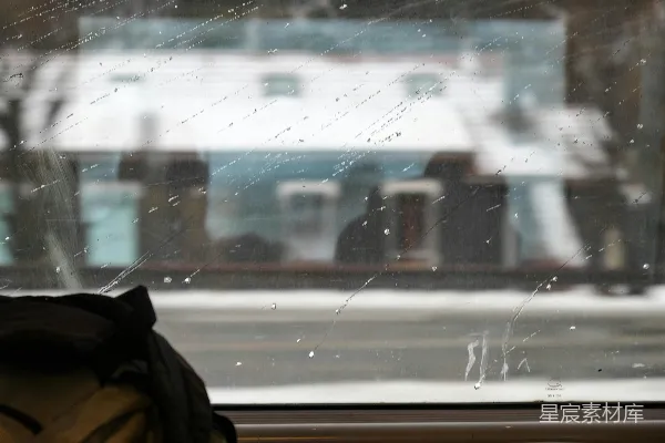 高清摄影 雨中的列车窗外