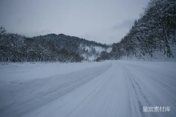 高清摄影 雪中的山路