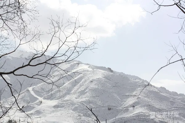 高清摄影 冬日山景：覆盖皑皑白雪的山脉