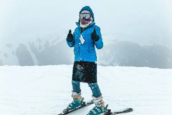 高清摄影 滑雪爱好者在雪地的自信时刻