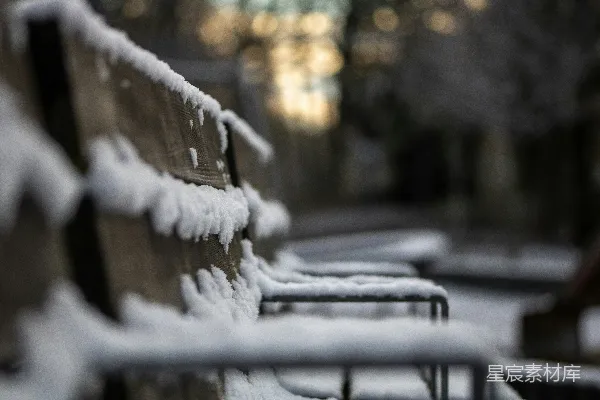 高清摄影 冬日雪景中的木椅