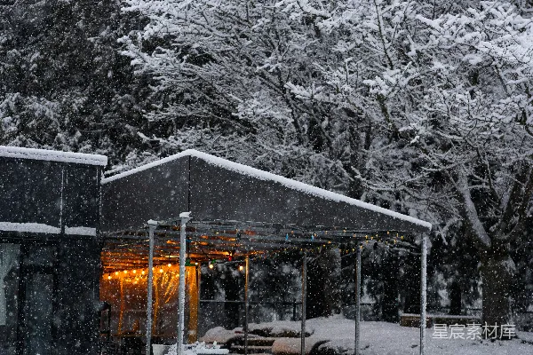 高清摄影 雪中的温馨小屋