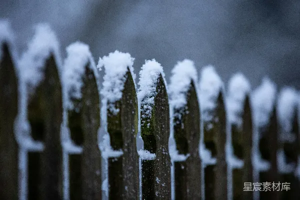 高清摄影 冬日雪景中的木栅栏