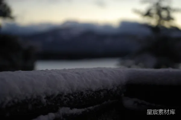 高清摄影 冬日山景：雪覆栏杆