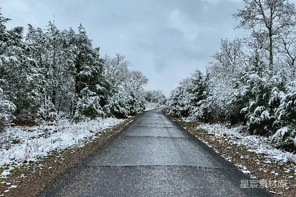 高清摄影 冬日雪景中的乡村小路