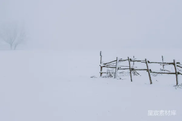 高清摄影 冬日雪景中的孤独栅栏