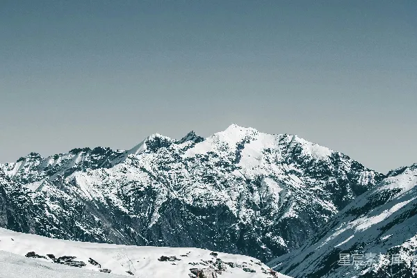 高清摄影 雪峰下的宁静之美