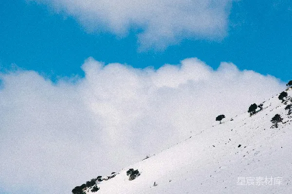 高清摄影 雪覆盖的山丘与蓝天白云