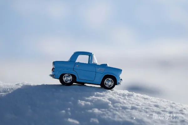 高清摄影 雪地上的经典玩具车