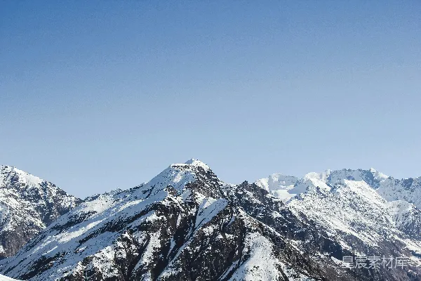 高清摄影 雪山下的宁静天空