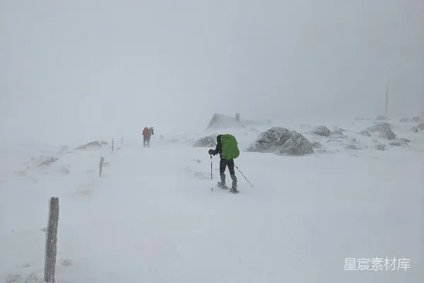 高清摄影 雪地徒步旅行者