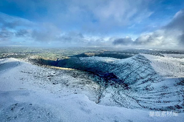 高清摄影 雪覆盖的山丘景色