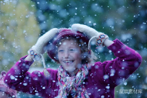 高清摄影 雪中欢笑的女孩