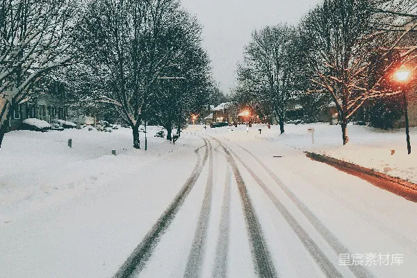 高清摄影 冬夜雪景中的静谧街道