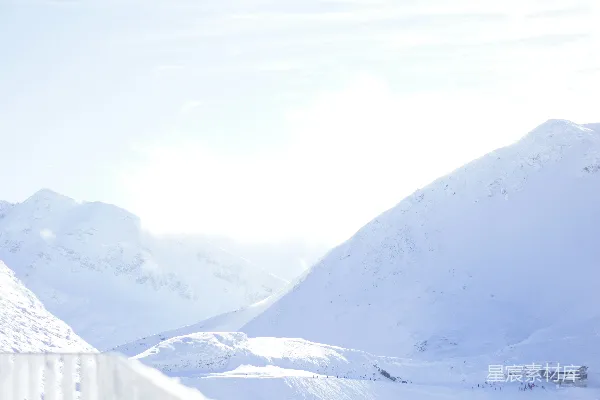 高清摄影 雪地上的宁静山景