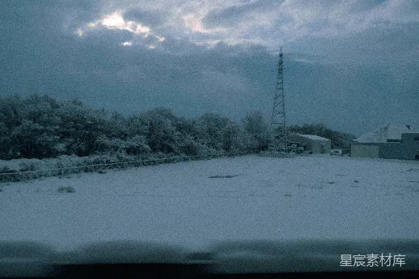 高清摄影 冬日雪景中的工业塔