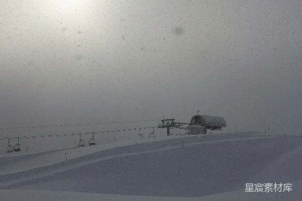 高清摄影 雪中静谧的滑雪缆车