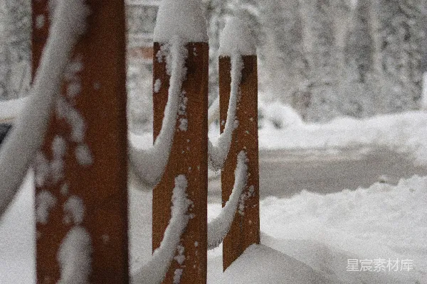 高清摄影 冬日雪景中的木质栏杆