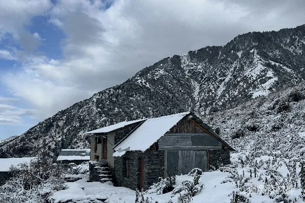 高清摄影 雪后的山间小屋