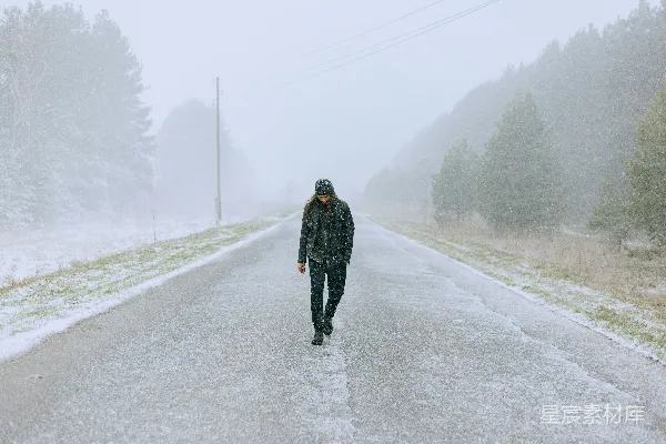 高清摄影 冬日雪景中的孤独行者