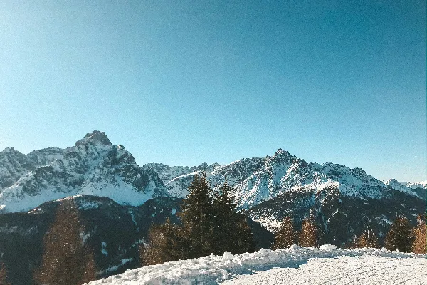 高清摄影 雪山下的宁静冬日