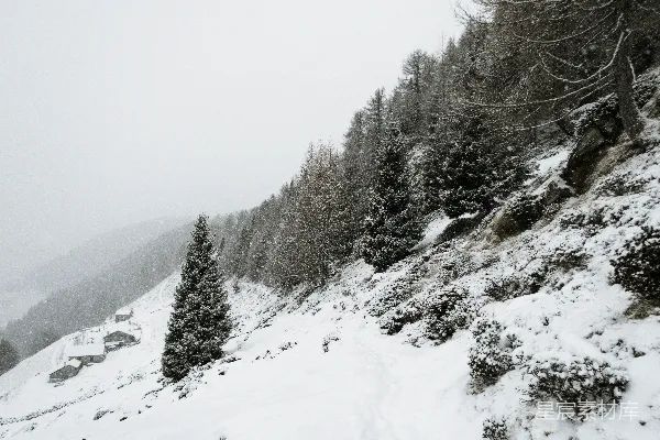 高清摄影 雪中的山间小屋