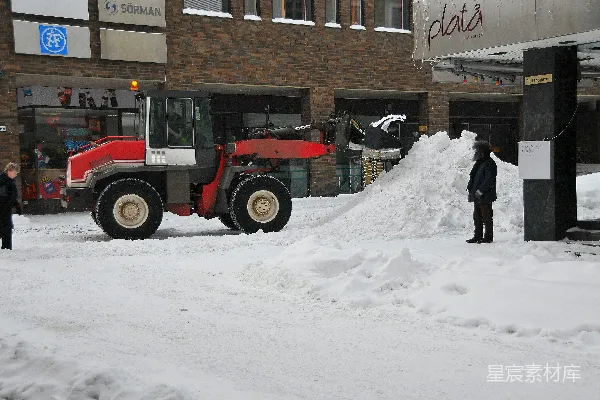 高清摄影 雪地中的除雪机器