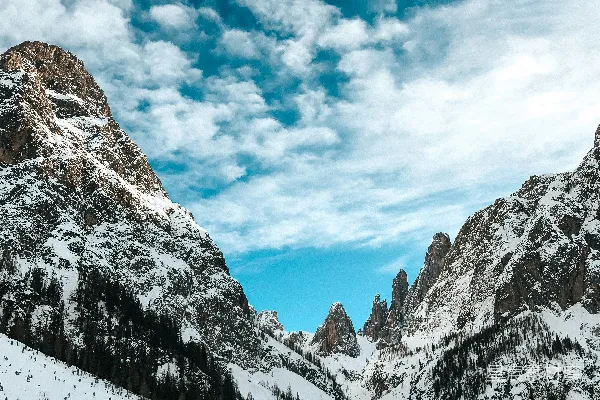 高清摄影 雪域仙境：山峦间的冬日奇景