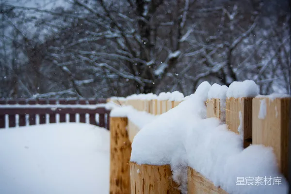 高清摄影 冬日雪景中的木栅栏