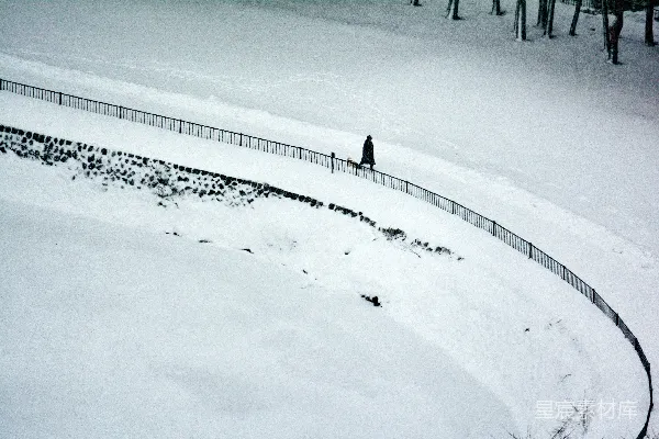 高清摄影 雪地漫步