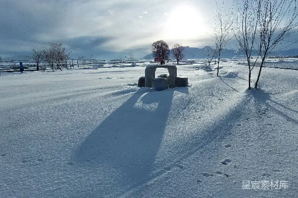 高清摄影 冬日雪景中的石桌