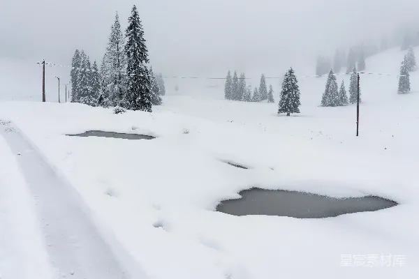 高清摄影 冬日雪景中的静谧湖泊