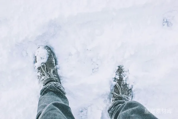 高清摄影 冬日雪地的脚印