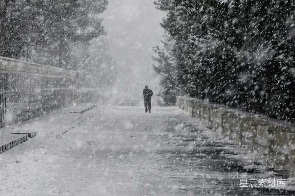 高清摄影 冬日雪景中的孤独背影